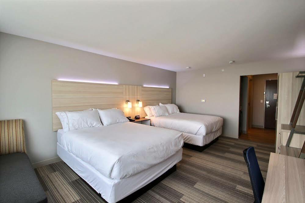 Holiday Inn Express & Suites Fond Du Lac By Ihg Buitenkant foto